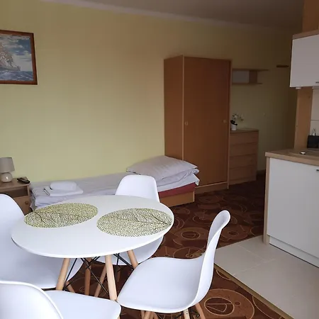 ホームステイ Magdalena レバル